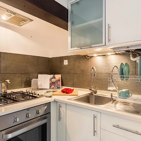 Joivy Stylish 2-bed Apt With Balcony In Lapa, 5mins To National Museum Of Ancient Art * Lisbona