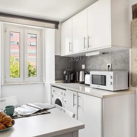 Joivy Stylish 2-bed Apt With Balcony In Lapa, 5mins To National Museum Of Ancient Art Appartamento *