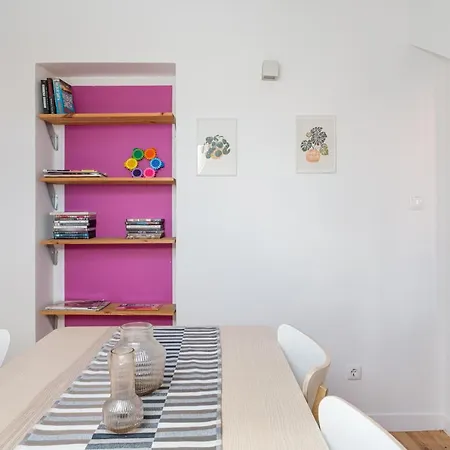 Joivy Stylish 2-bed Apt With Balcony In Lapa, 5mins To National Museum Of Ancient Art Appartamento