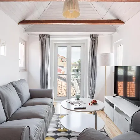 Joivy Stylish 2-bed Apt With Balcony In Lapa, 5mins To National Museum Of Ancient Art