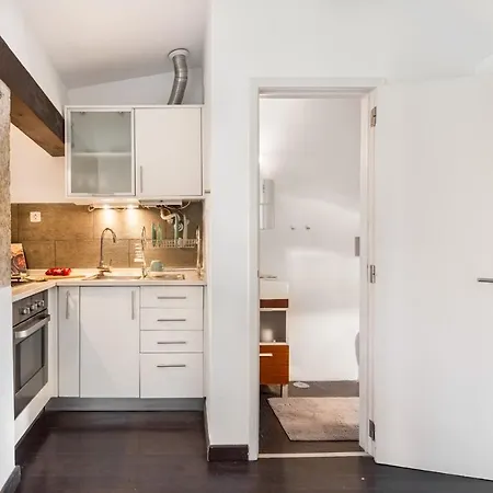 Joivy Stylish 2-bed Apt With Balcony In Lapa, 5mins To National Museum Of Ancient Art * Lisbona