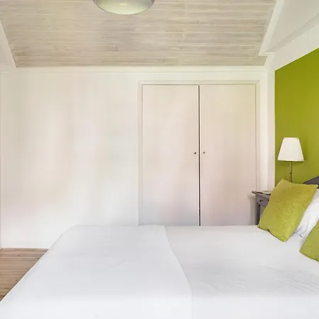 Joivy Stylish 2-bed Apt With Balcony In Lapa, 5mins To National Museum Of Ancient Art *