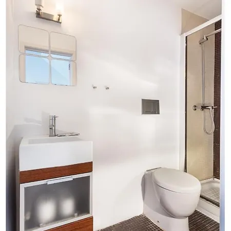 Joivy Stylish 2-bed Apt With Balcony In Lapa, 5mins To National Museum Of Ancient Art Appartamento Lisbona